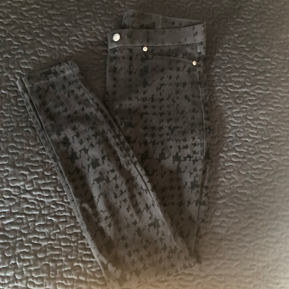 HUE M leggings with pockets w/raised velvet print